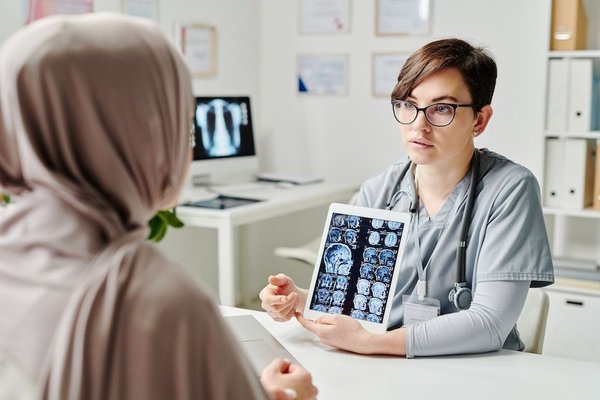 Can UK radiologists improve breast cancer screening accuracy with advanced AI algorithms?